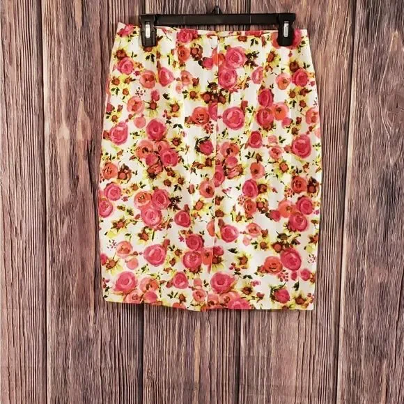 3 for $25 ANN Taylor Floral Pencil Skirt - Picture 4 of 8